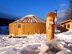 yourte et raquettes à neige